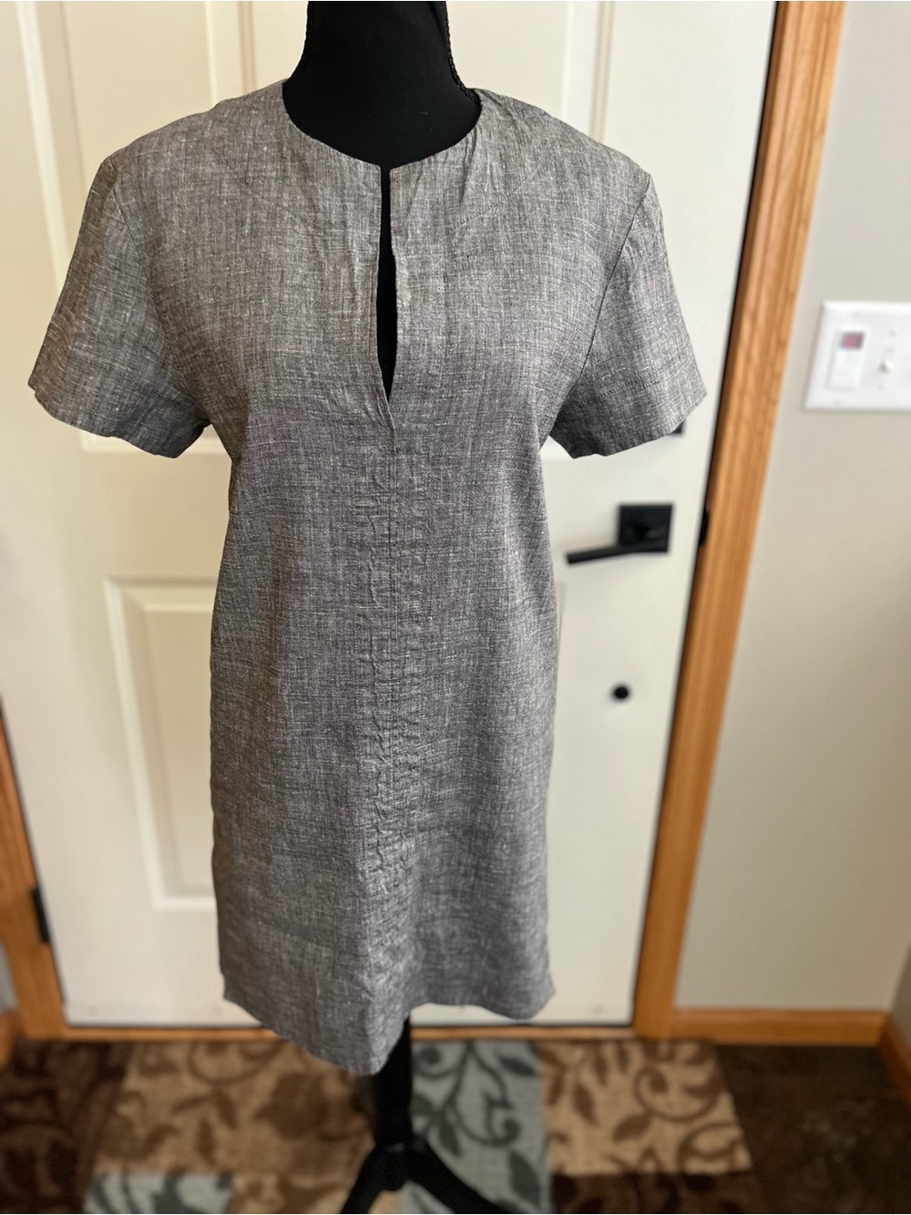 Women’s Theory linen blend short sleeve split front gray shift dress. Size small